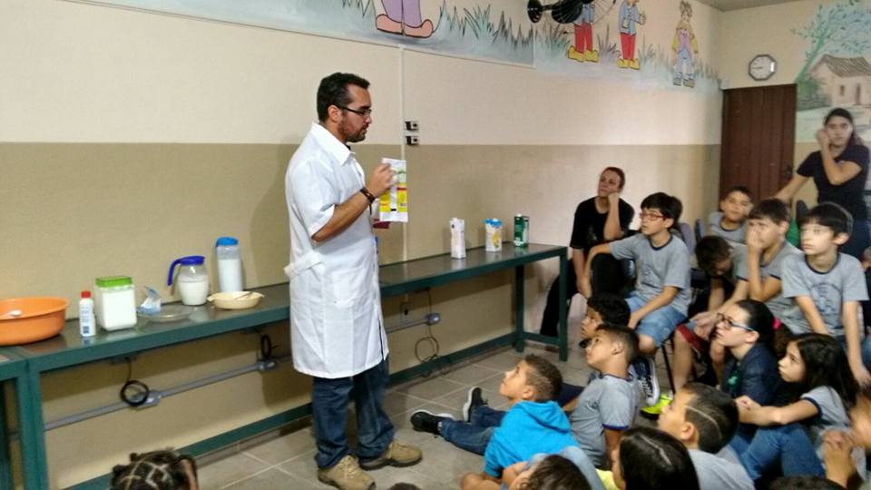 Em outubro, alunos da Escola Estadual Aureliano Pimentel em São João del-Rei conheceram sobre os tipos de leite e os seus benefícios para a saúde. Foto: Renata Reis