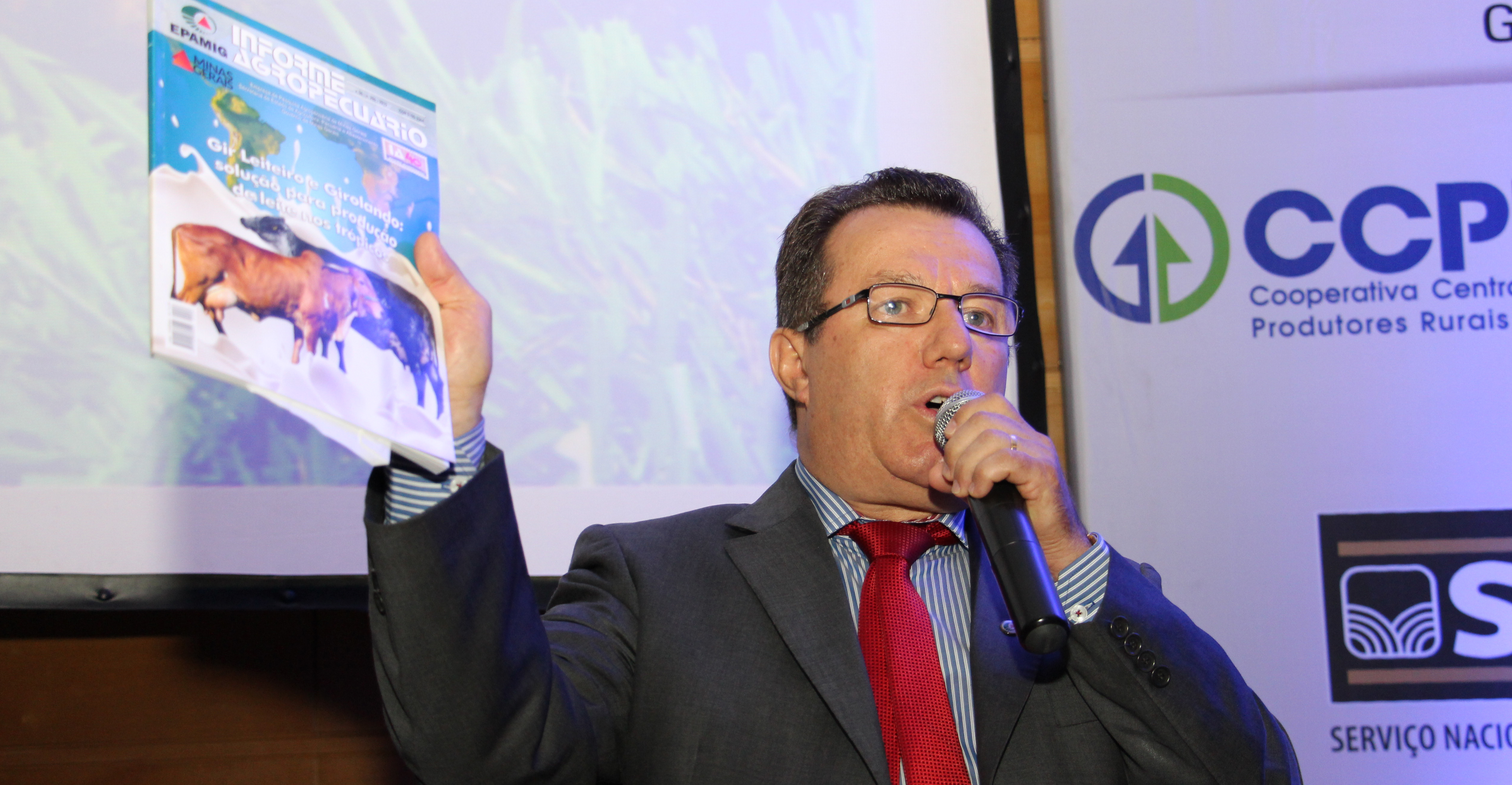 Presidente da EPAMIG apresenta Informe Agropecuário em Congresso de Girolando. Foto: Erasmo Pereira - EPAMIG